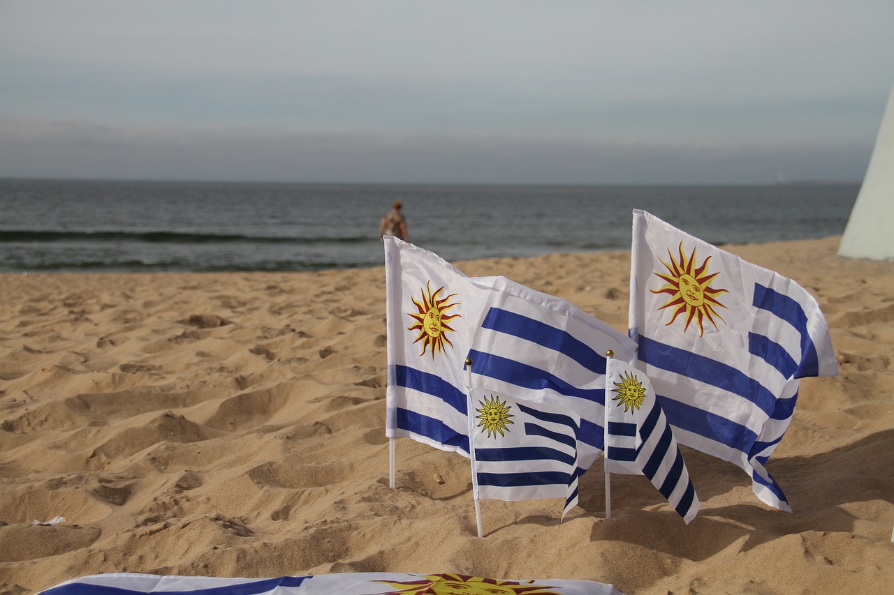 Bandeiras do Uruguai na praia